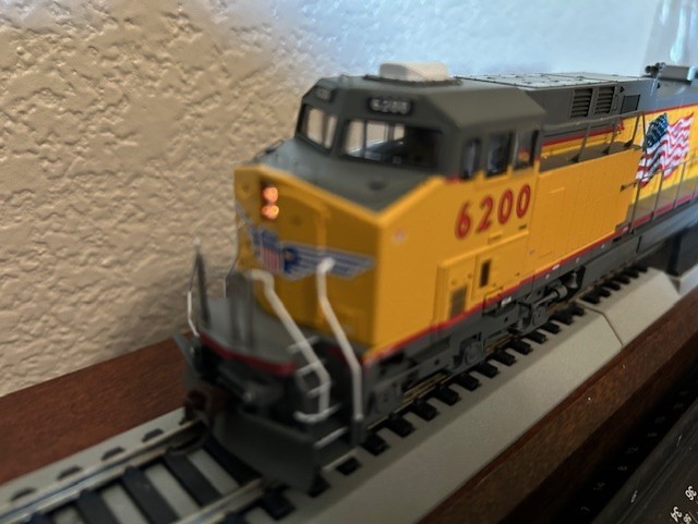 UNION PACIFIC- AC4400 ” BUILDING AMERICA FLAG ” LOCO- DC/DCC ready HO Scale NEW