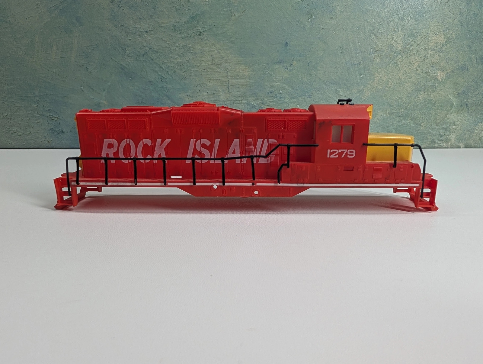 Cox HO Scale GP Diesel Locomotive Shell Only Rock Island #1279 READ
