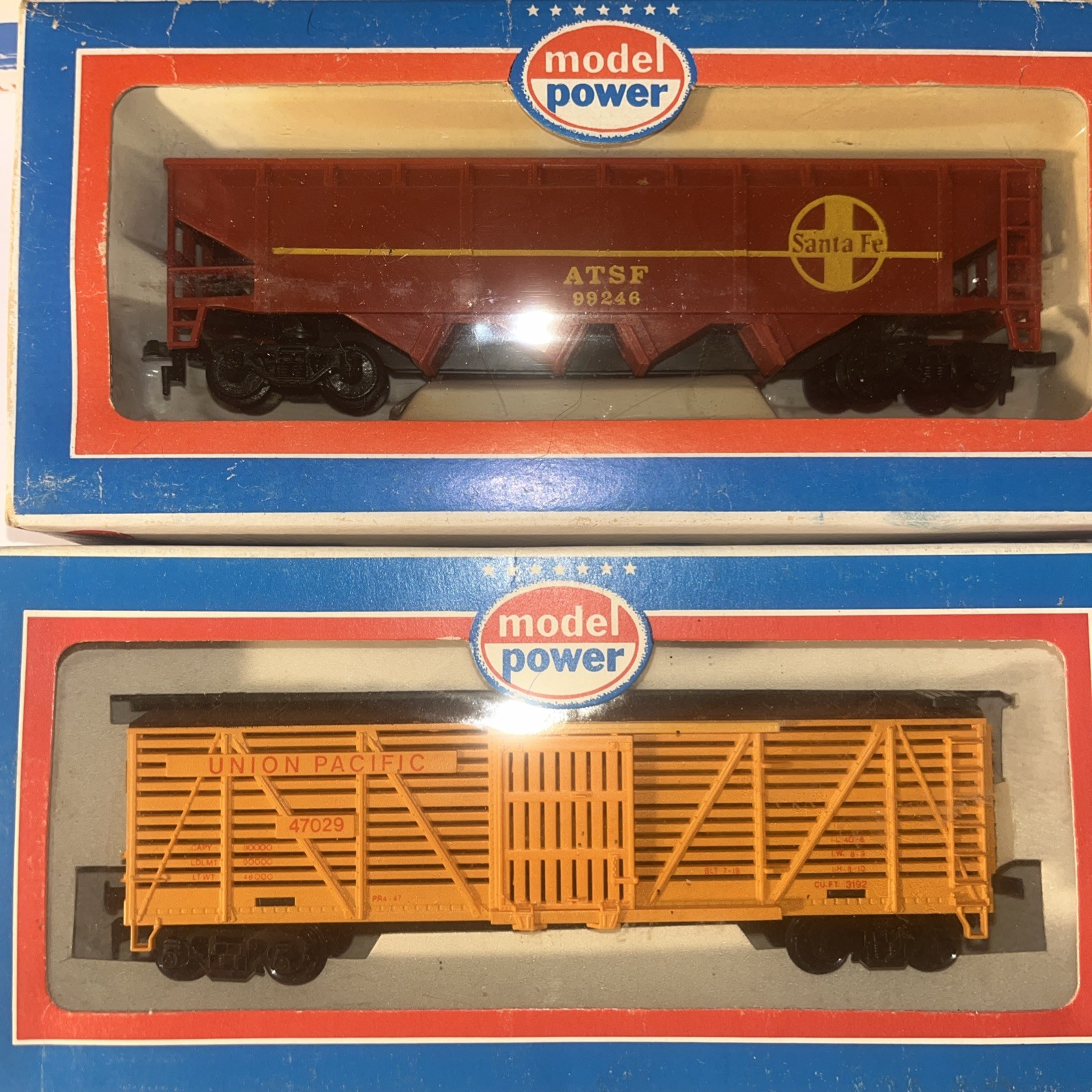 HO Model Power F3 Santa Fe Diesel 6730 & 6731, 8032, 8050, & 6915 Cattle Car