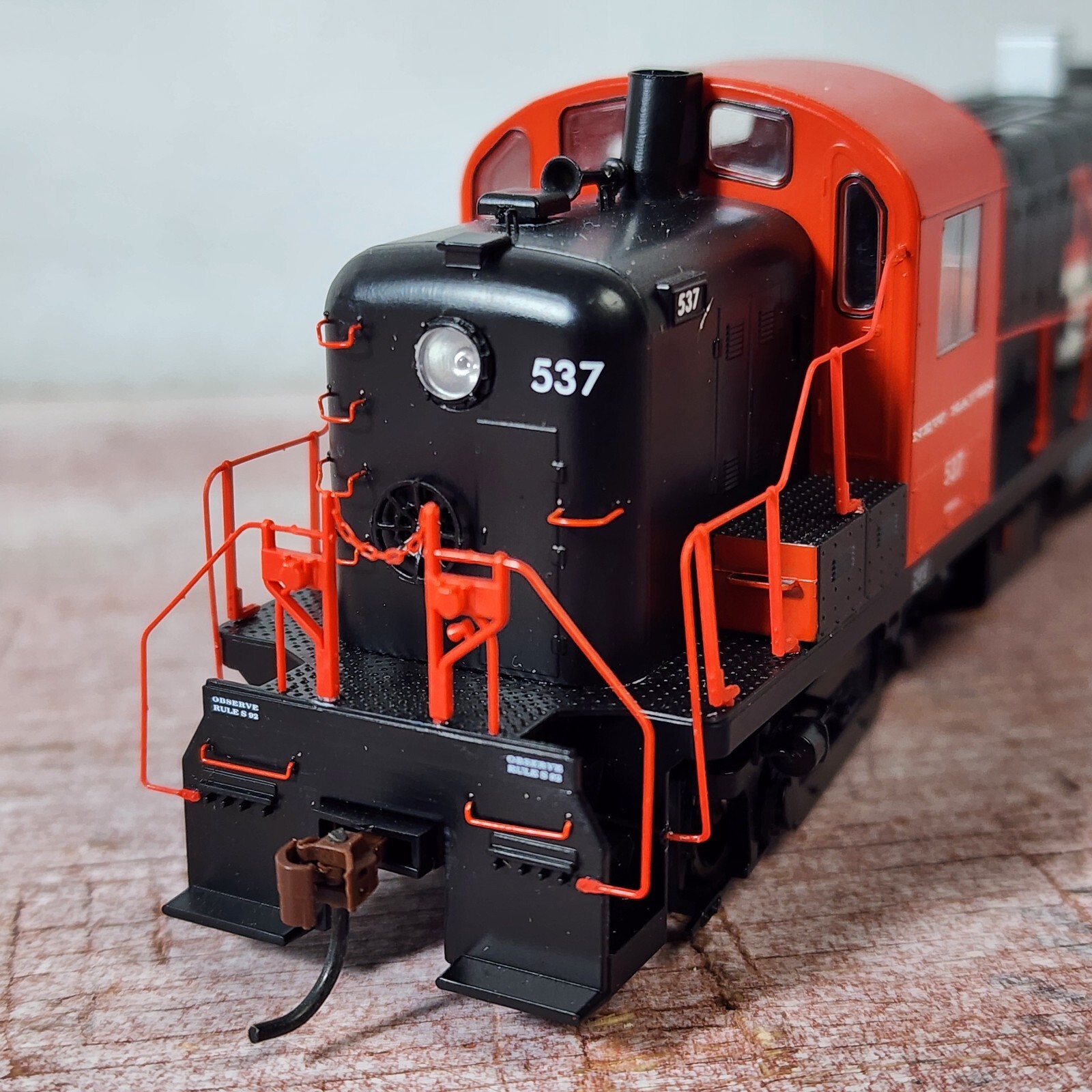 New Haven Railroad ALCO RS-3 Diesel Locomotive 537 Athearn 96765 with DCC Plug