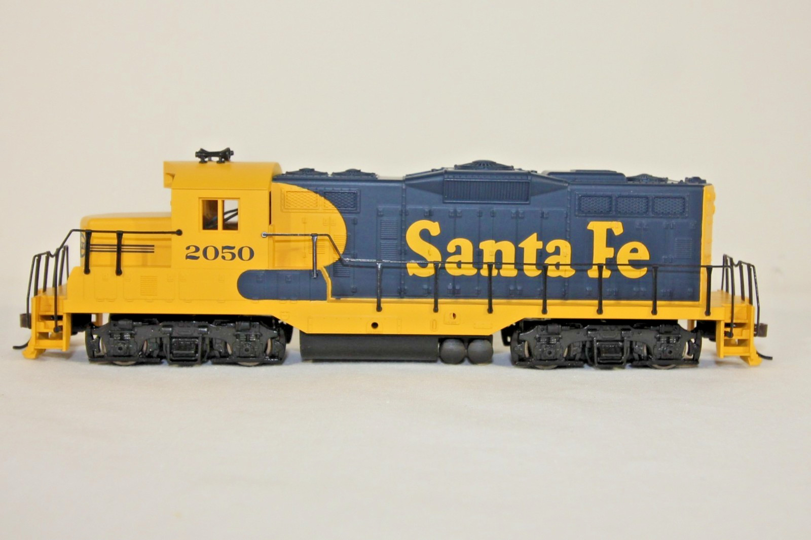 Walthers HO GP9M Santa Fe #2050 Classic Blue & Yellow – New/Original Packaging