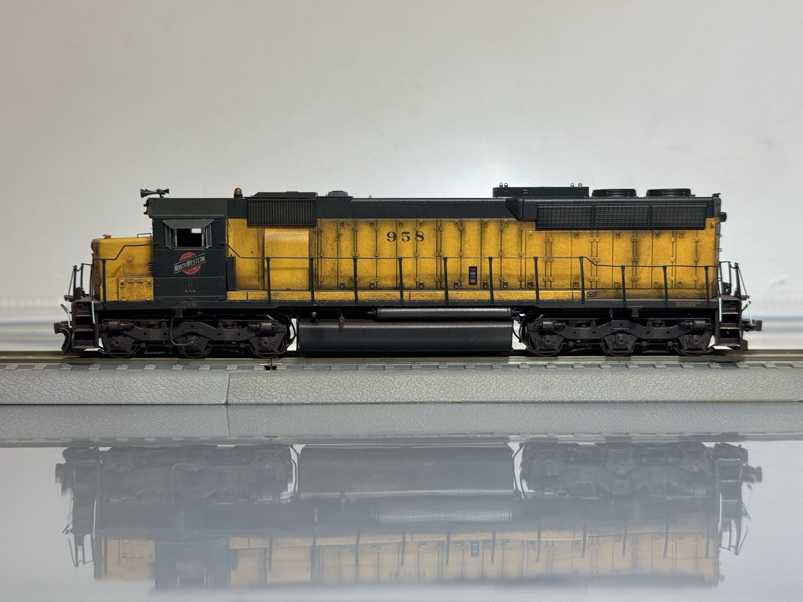 Ho Scale CNW SD45 (DCC Sound + Weathered)
