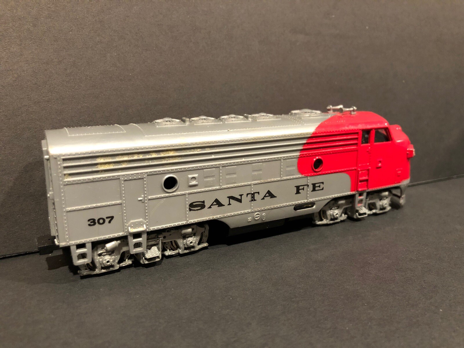 HO Scale Bachmann Santa Fe 307 Powered EMD F9 Diesel Engine in Original Box RARE