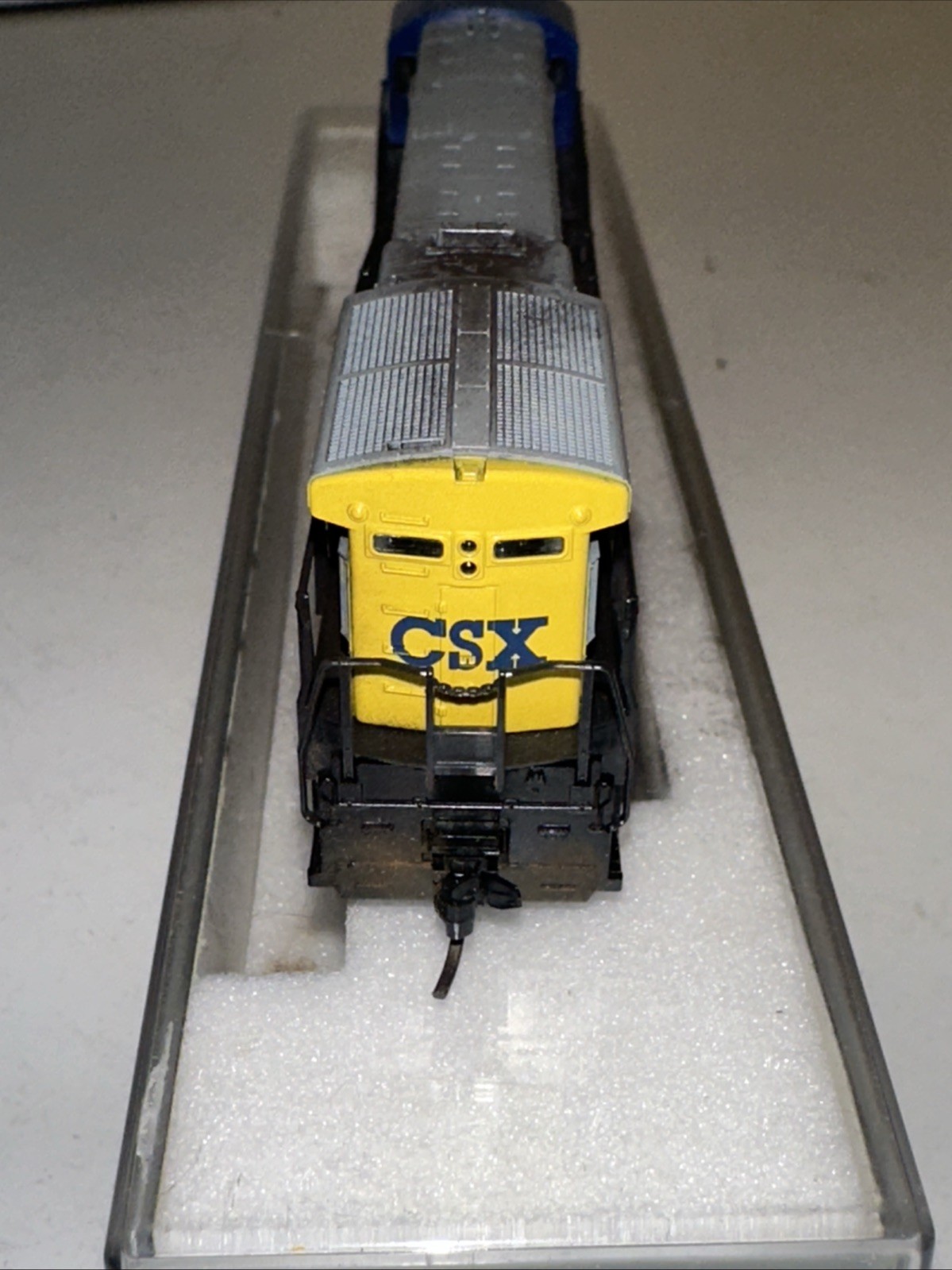 KATO N Scale GE C30-7 CSX #7010 DC Analog Diesel Locomotive