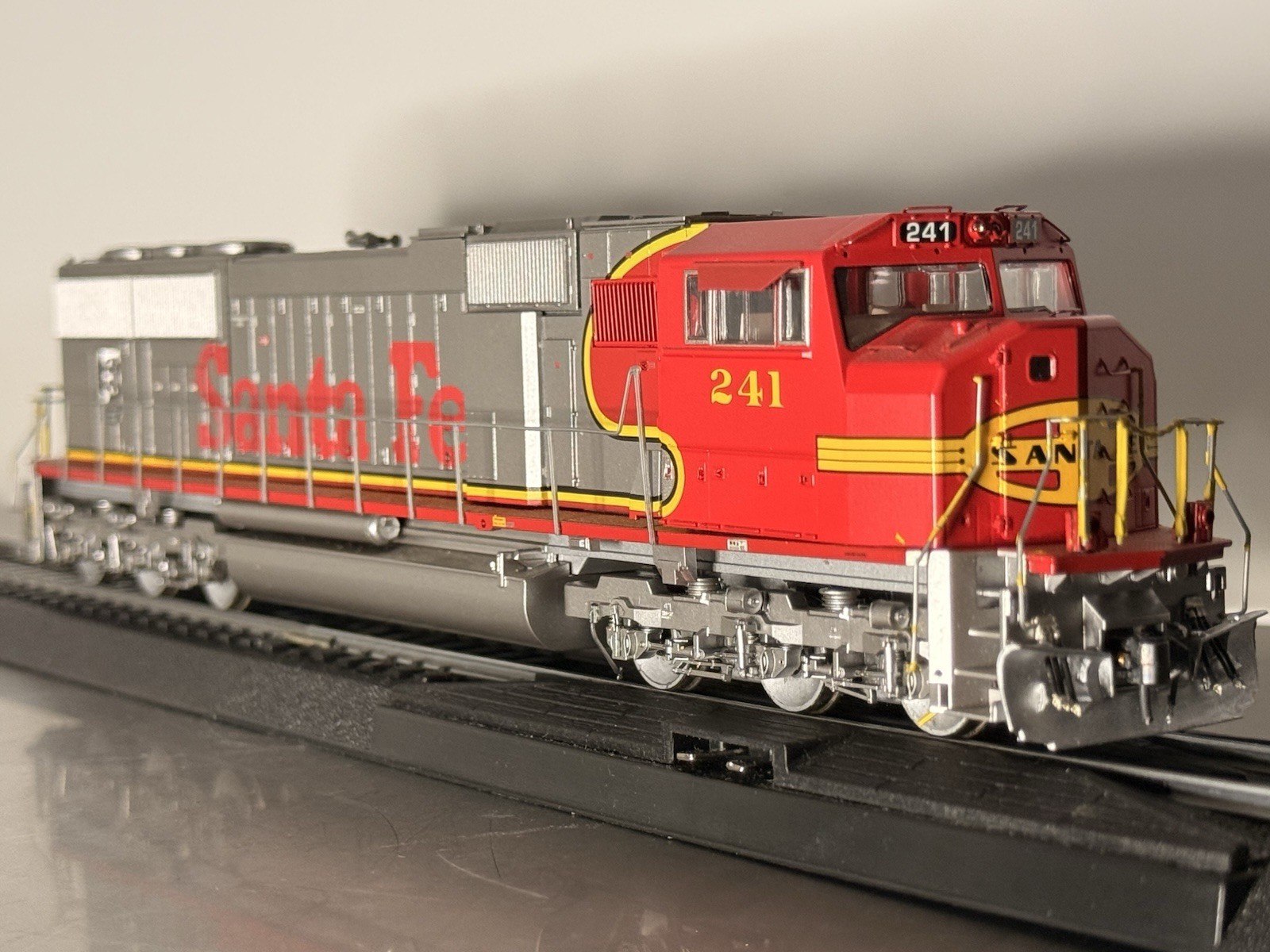 Athearn Genesis HO Scale Santa Fe SD75M