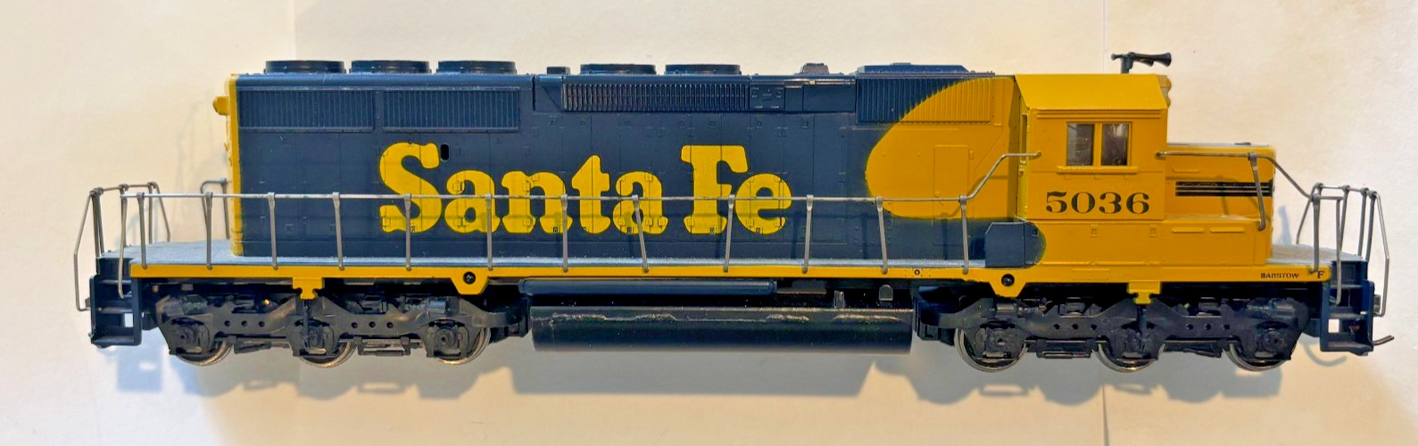 Vintage Athearn “Blue Box” HO scale SD40-2 powered locomotive, Santa Fe, Used
