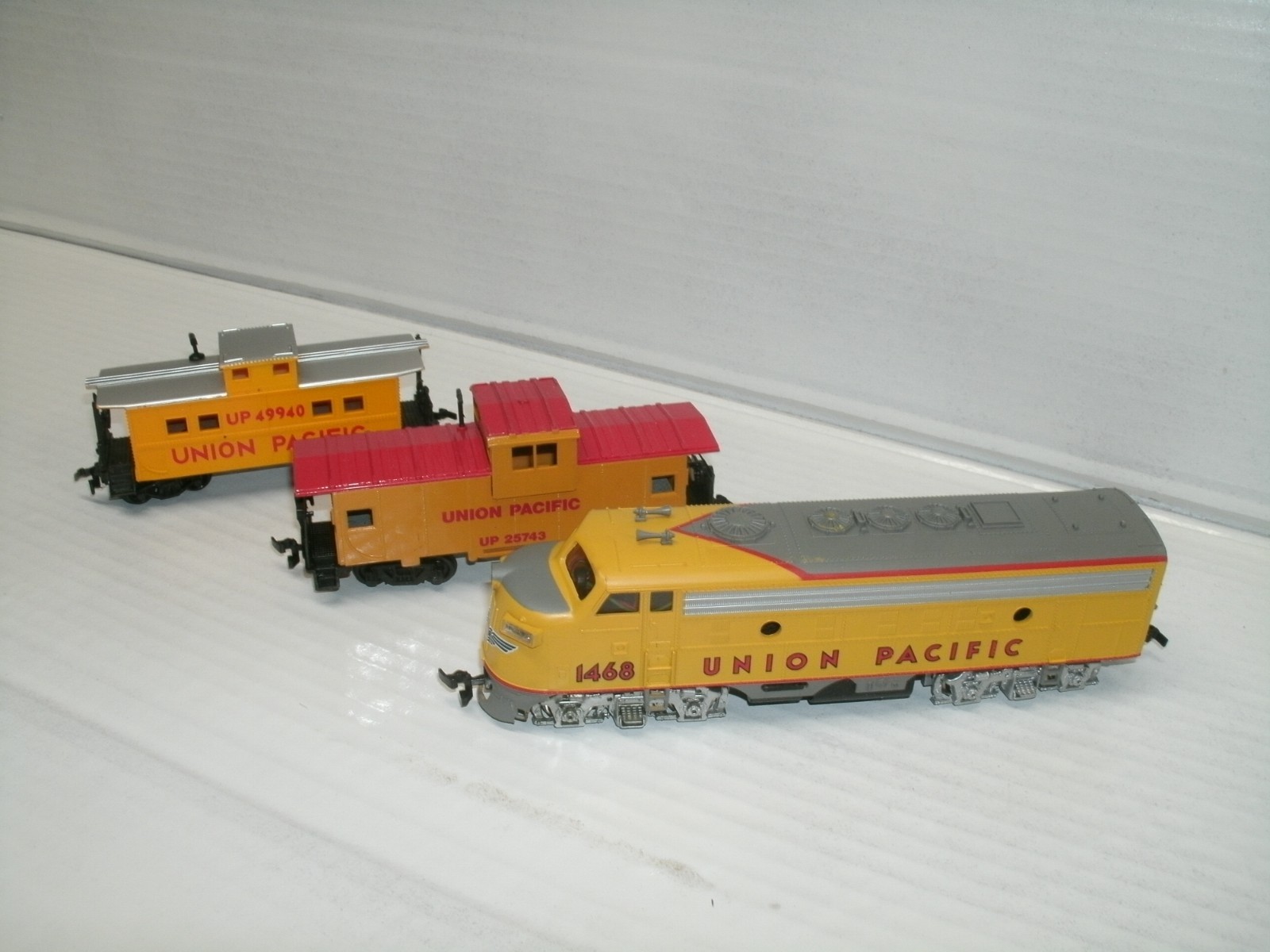Bachmann Plus HO 31203 Union Pacific 1468 EMD F7A Diesel Loco W/ TWO CABOOSES