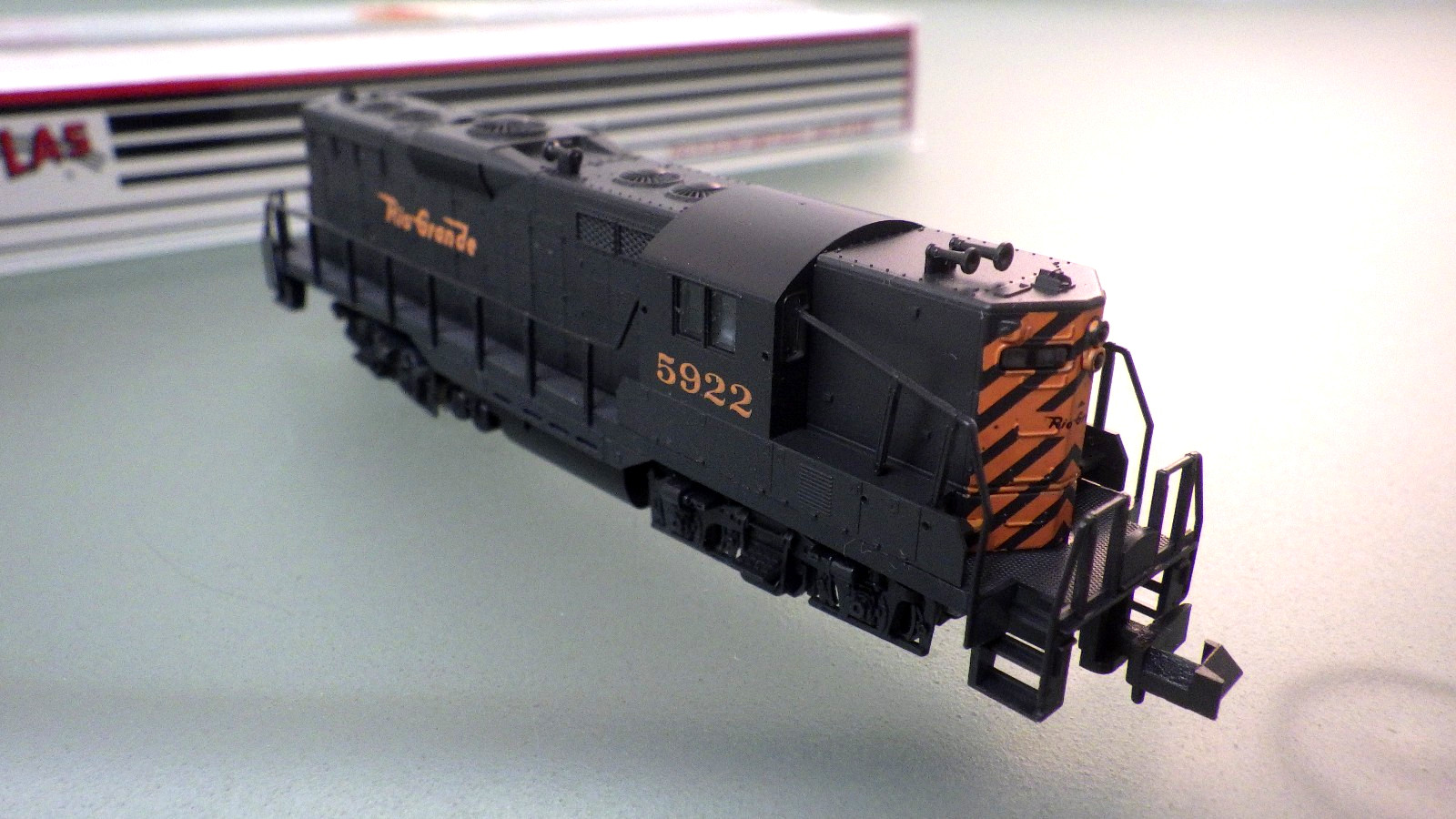 N-Atlas / Kato Powered GP-9 Locomotive Engine in Box * Rio Grande loose railing