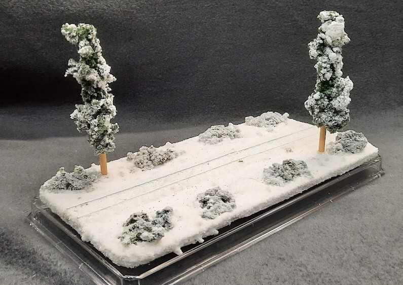 HOn3 SCALE 9″ SINGLE TRACK DISPLAY CASE – WINTER SCENE- FOR ANY HOn3 TRAIN