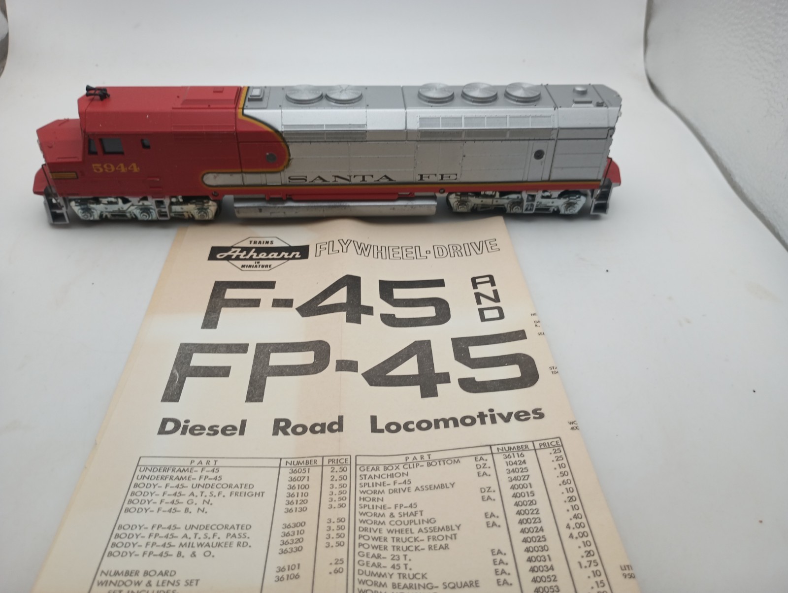 ATHEARN #3621 HO ATSF Santa Fe Passenger FP45 Powered Diesel Locomotive #5944;