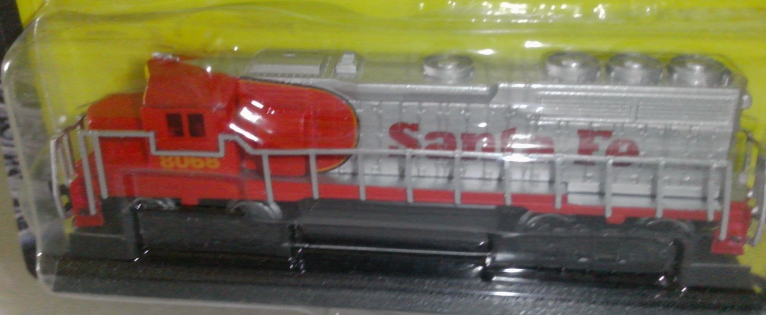 Maisto On Track Diecast Diesel Locomotive 8068 Santa Fe 1999