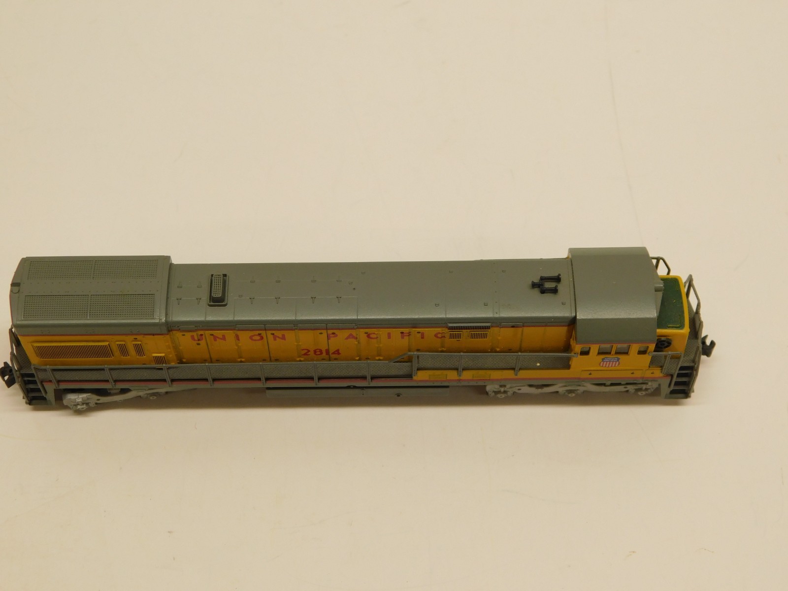 Kato N Scale 176-17B Union Pacific U30C Diesel Locomotive #2814