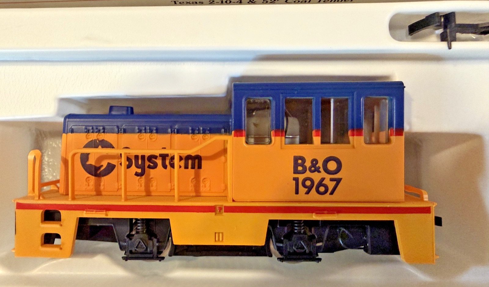 BACHMANN HO Scale 41068009 Chessie System Engine