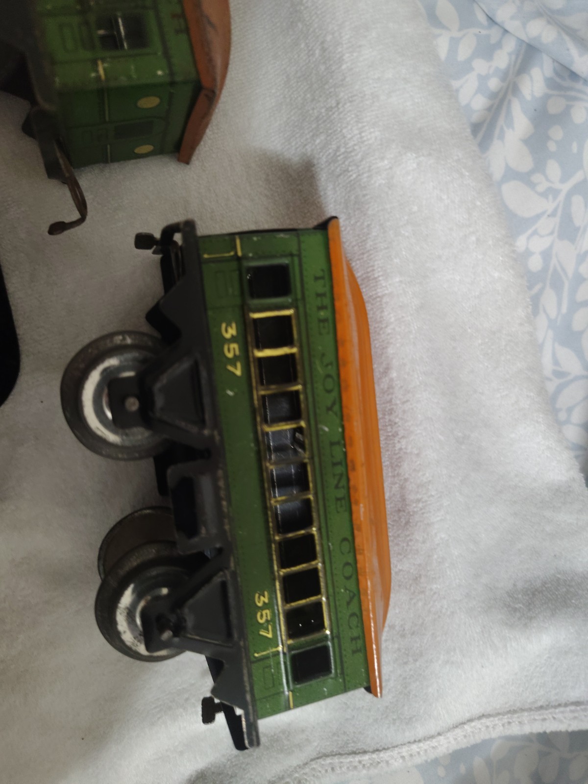 locomotive wind up train with joyline cars and chassis