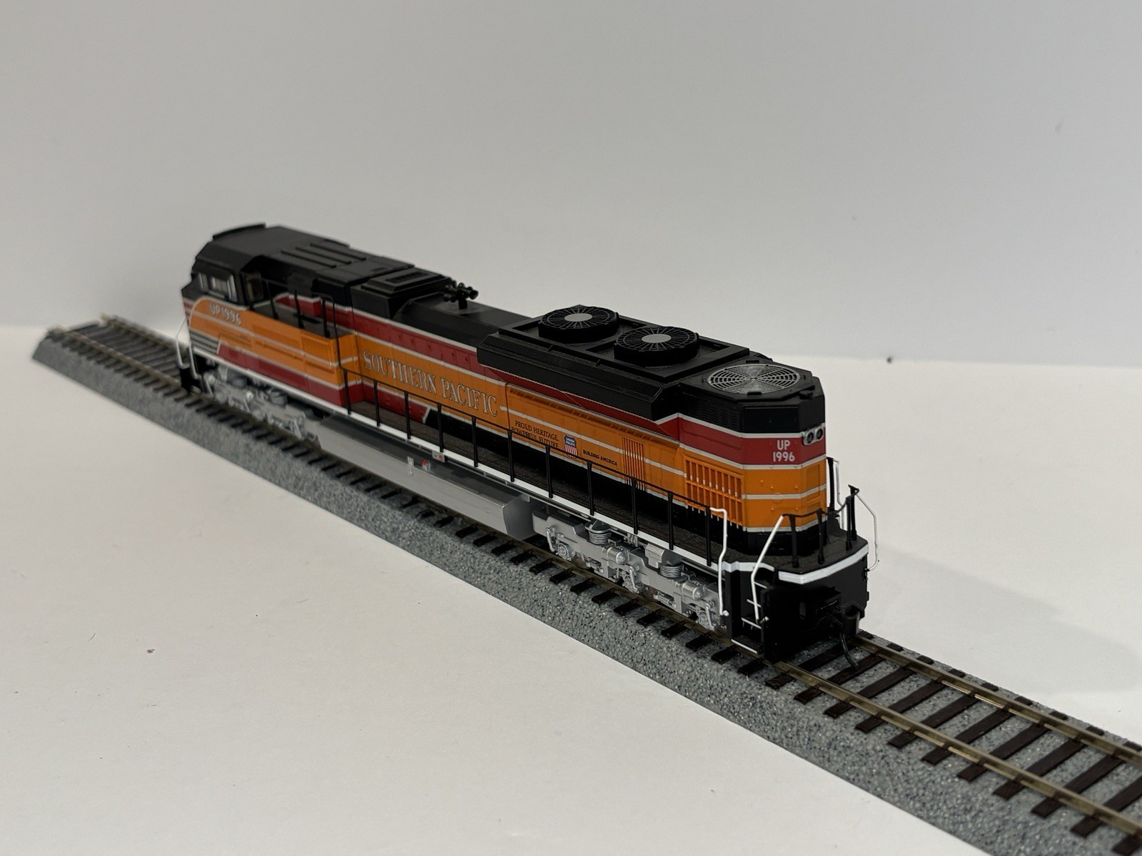 HO Scale Walthers EMD SD70ACe – Southern Pacific Daylight #1996 – DCC / Sound