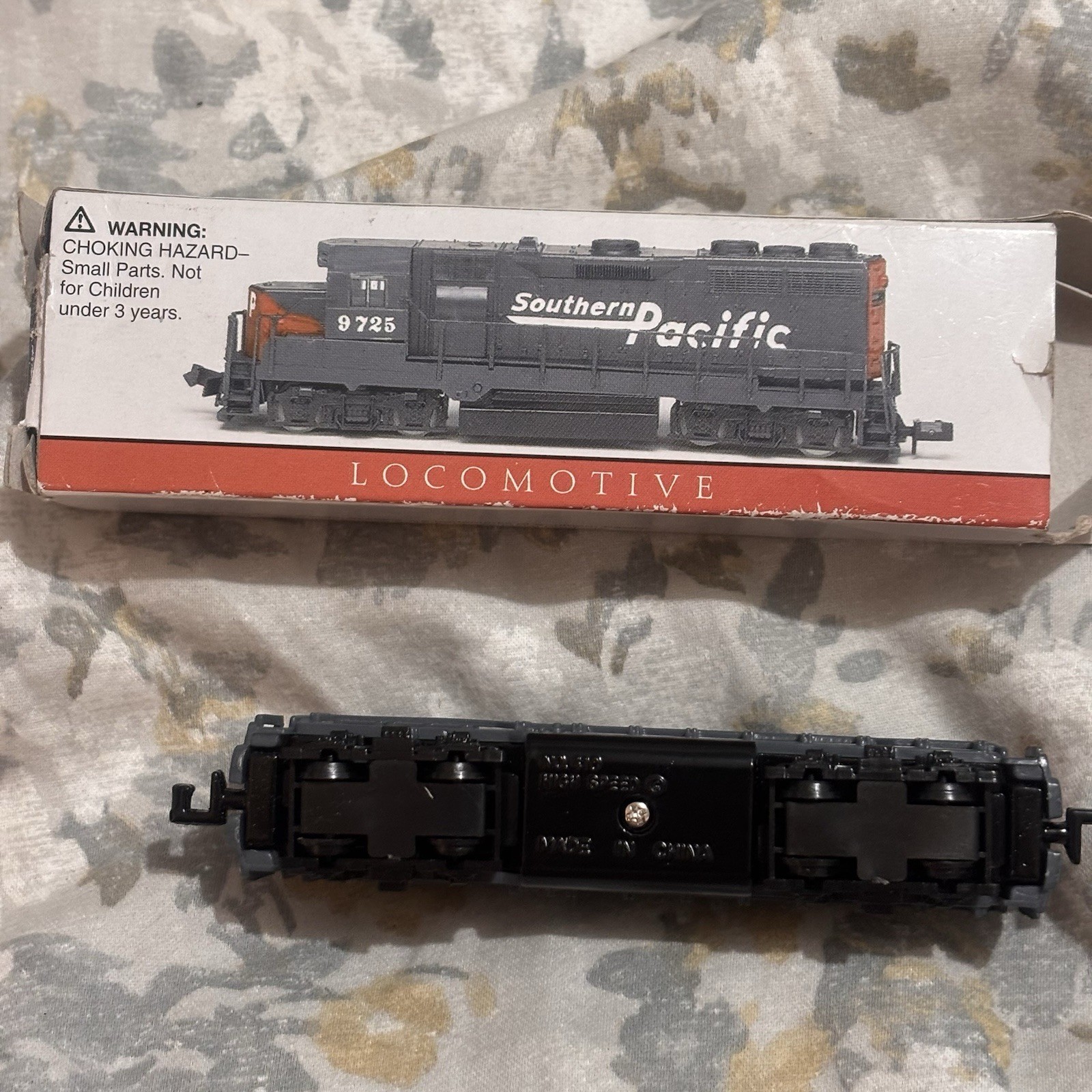 NEW IN ORIGINAL BOX: 1990’s South Pacific 9725 Locomotive Train 4″, Mint