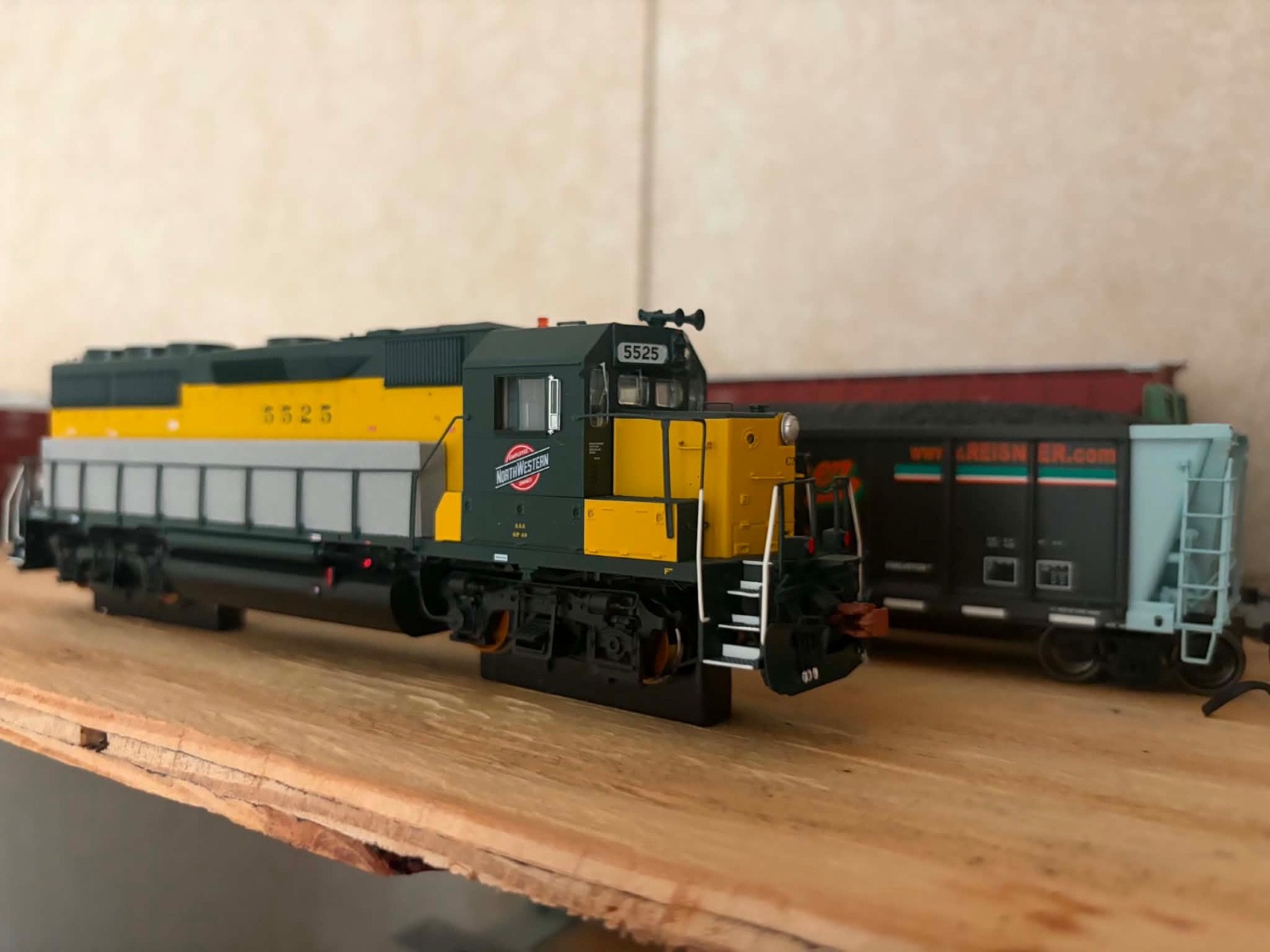 scaletrains rivet counter ho gp40 CNW 5525