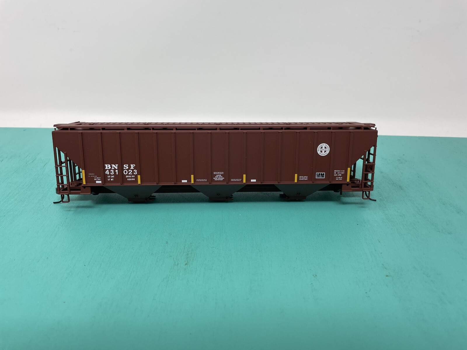 Atlas HO – 4750 Hopper – Missing Trucks No Package – BNSF