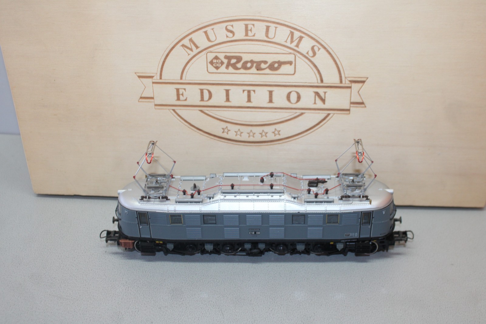 Roco 43981 E18 08 Electric Locomotive DB H0 Analog AC 3-Rail OVP