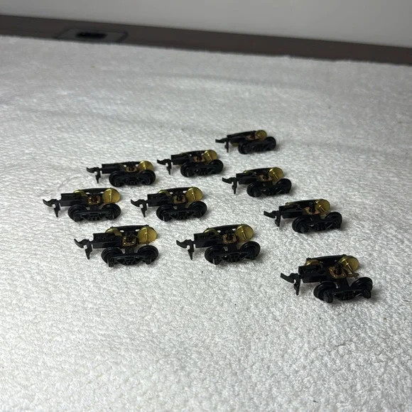 Model Power HO Replacement Trucks with Wheels and Coupler M10898 (10 Pack) New