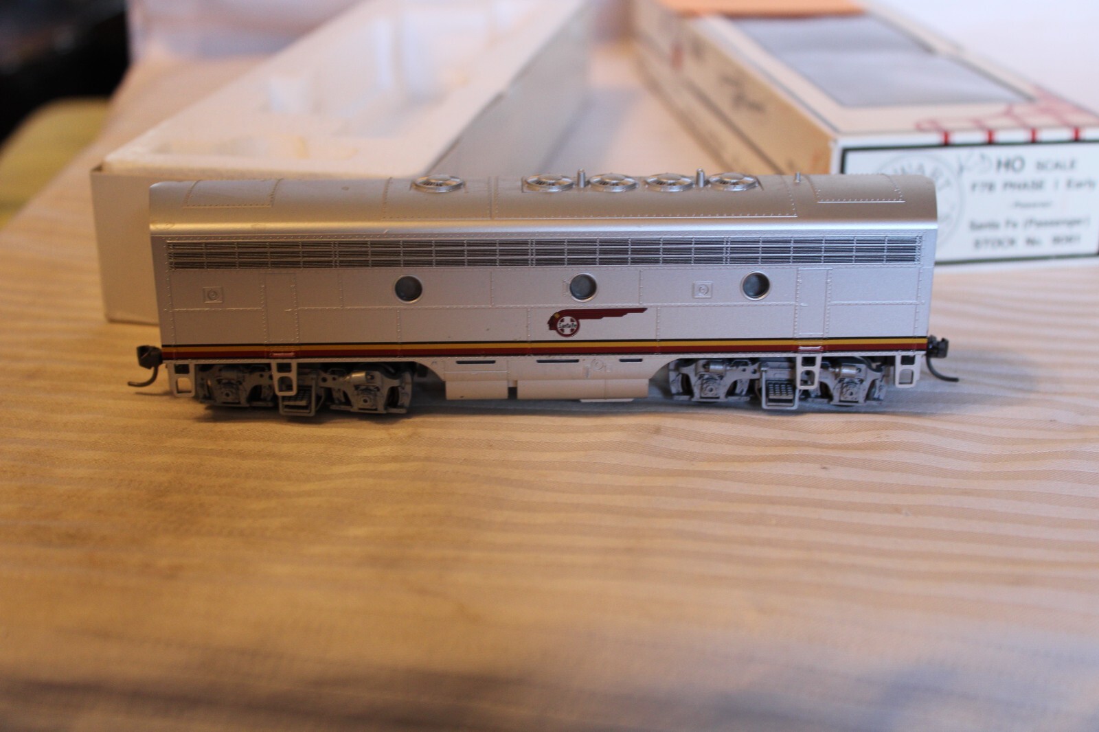 HO Scale Stewart, F7B Phase 1 Early Diesel Loco Santa Fe Silver no # – 9061 KD