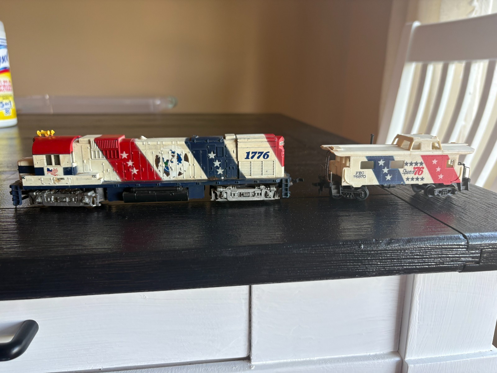 Tyco Spirit of 1776 red white blue locomotive with caboose