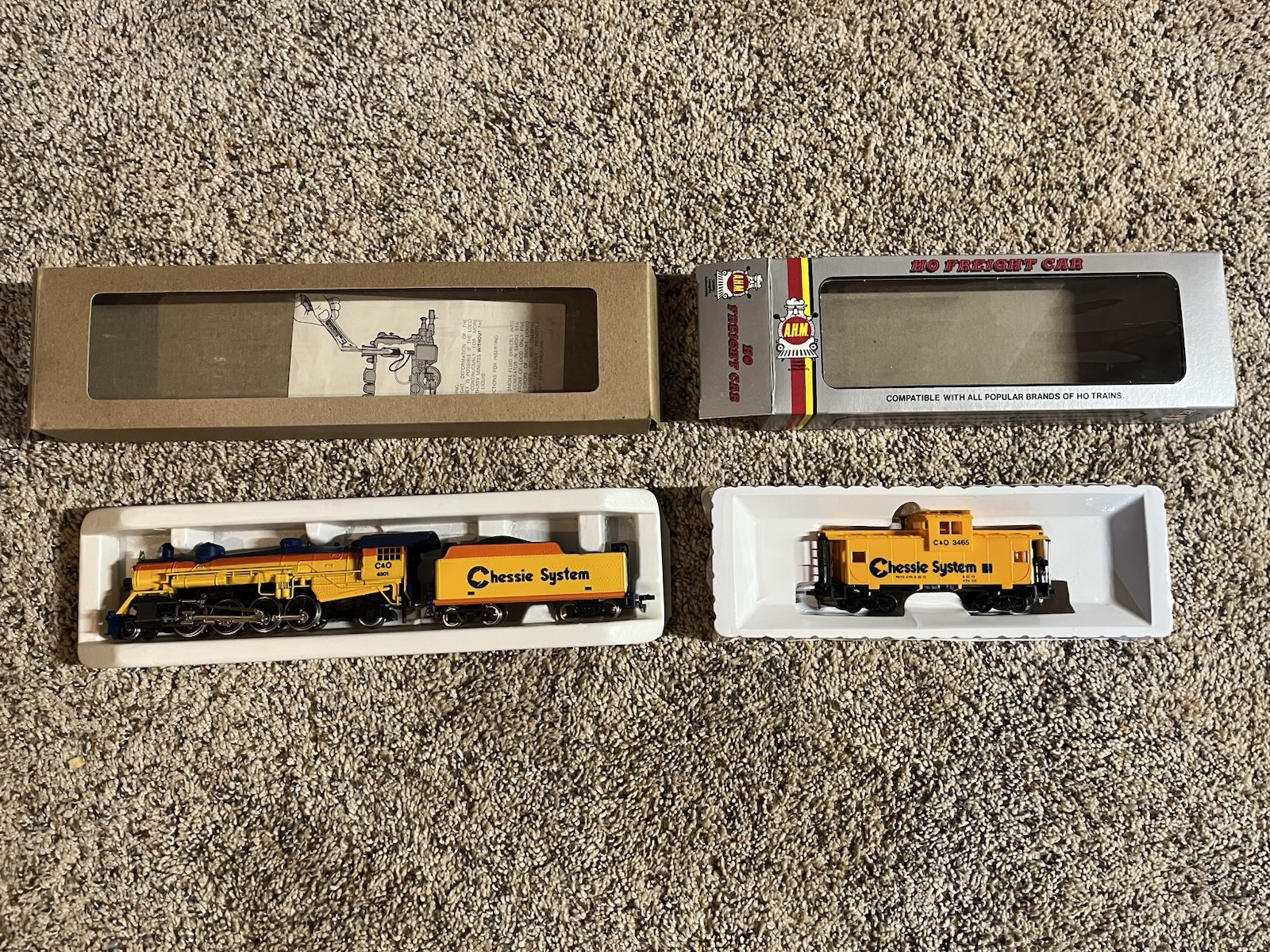 AHM HO Big Mike 2-8-2 Chessie System Mikado Steam Loco w/ Tender Smoke & Caboose