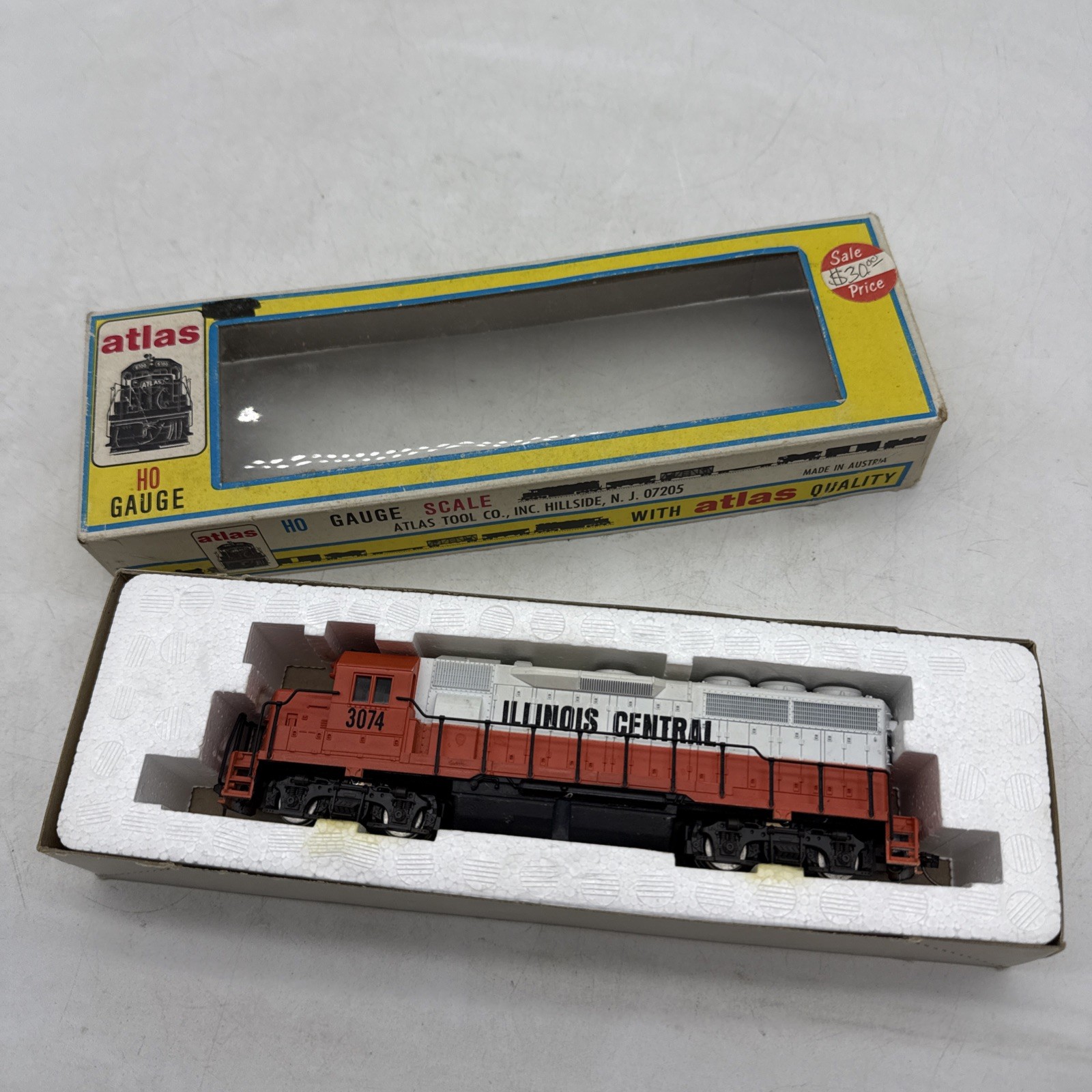 HO scale Atlas GP40 Motorized Illinois Central deisel #3074