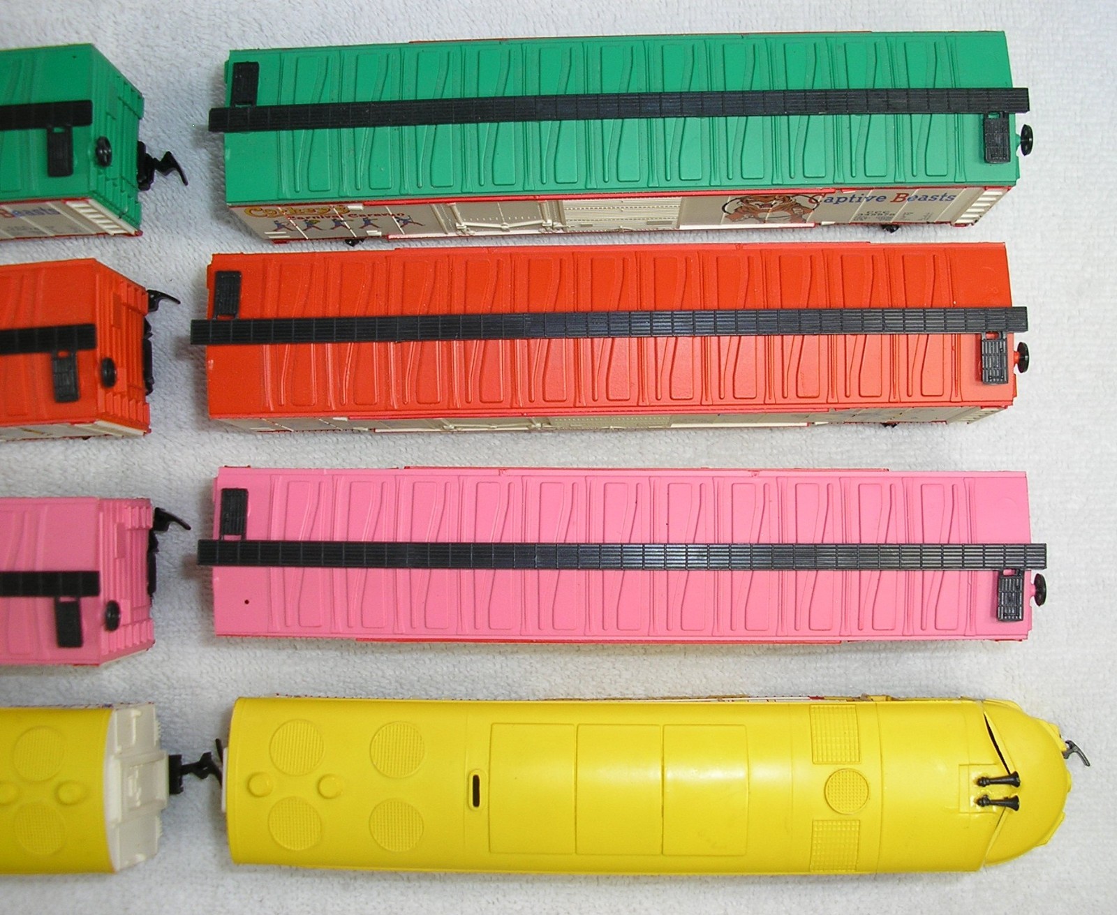IHC/Mehano DL-109 Style #711 Corkey’s Carnival Caravan (2), Slovenia, NO Caboose