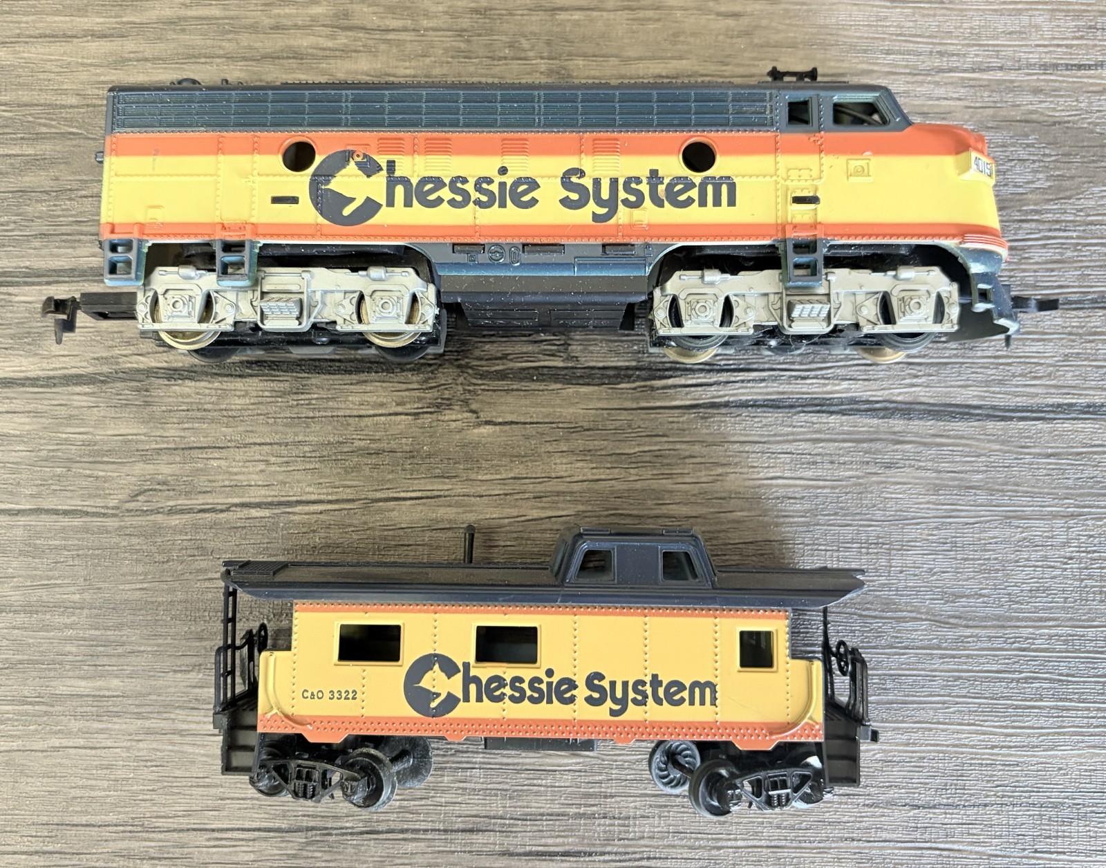 Vintage TYCO HO Scale Chessie System Locomotive with Matching Caboose #261.03