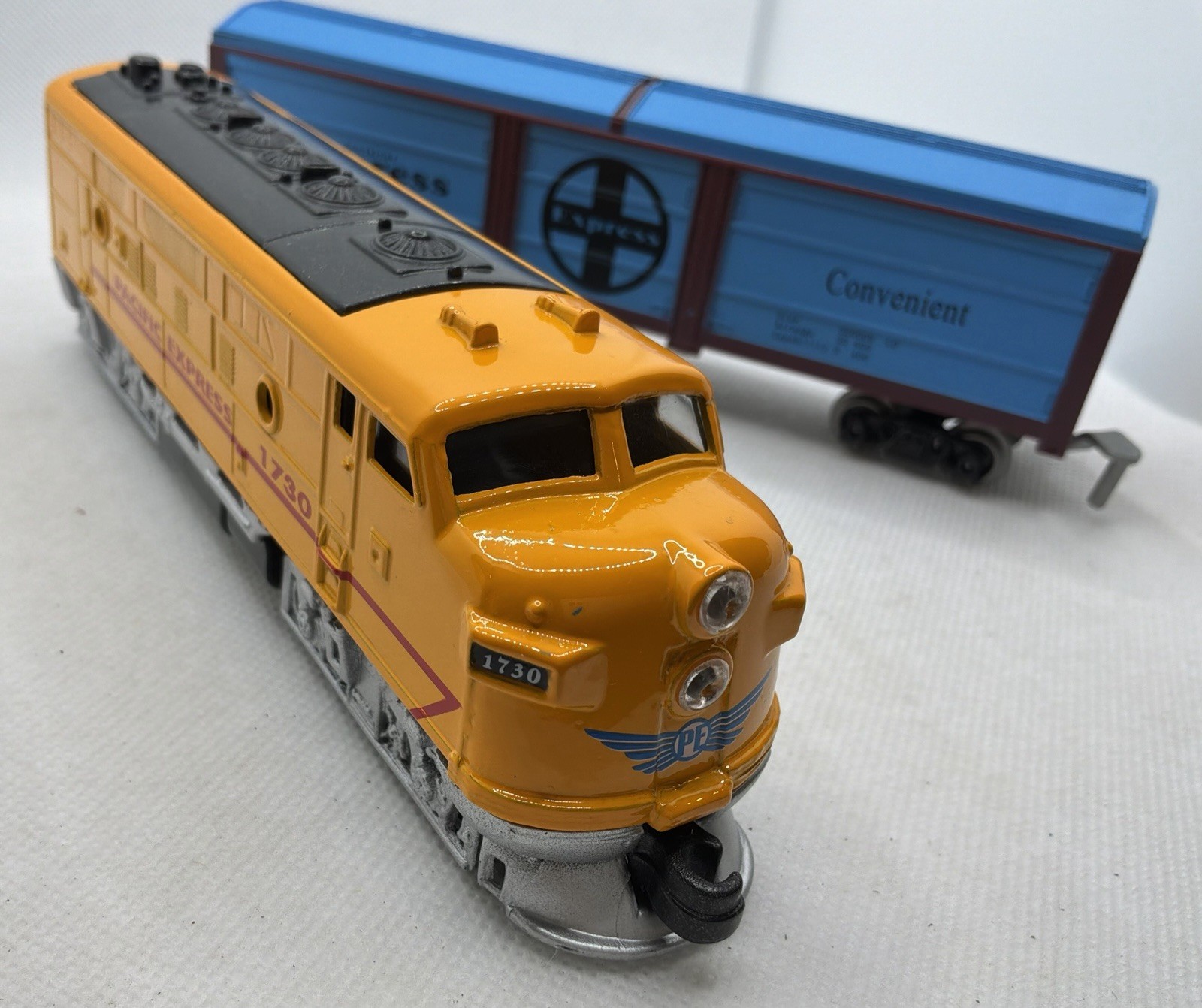 Toysmith Diecast Pacific Express 7” Locomotive Train Set w/ Boxcar Vintage