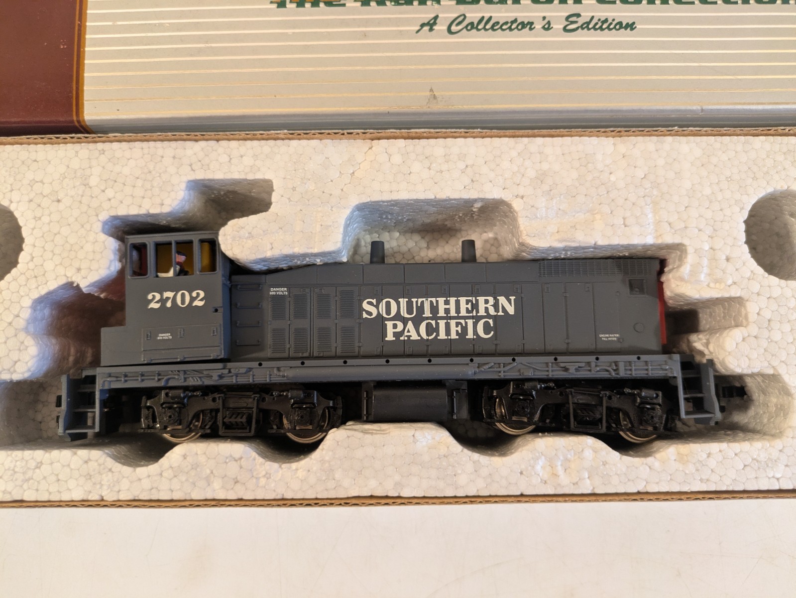 HO EMD MP-15 SP Southern Pacific #2702 DC NIB NOS # 1-156502
