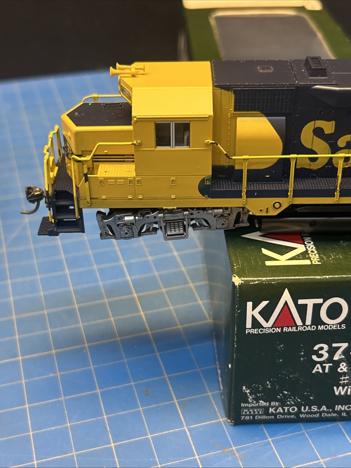 HO KATO 37-022 EMD GP35 PHASE 1a SANTA FE # 2825