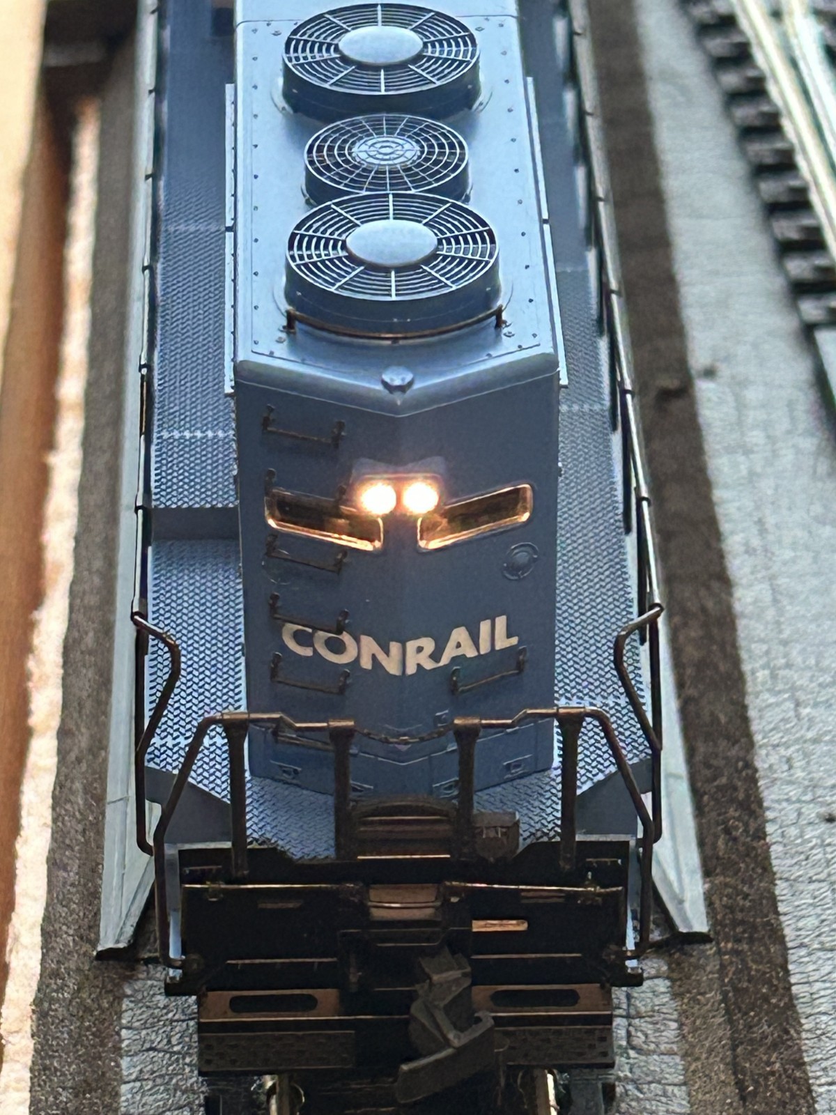 KATO 37-033 HO Scale Conrail EMD GP35 Phase 1a Diesel Engine #2370