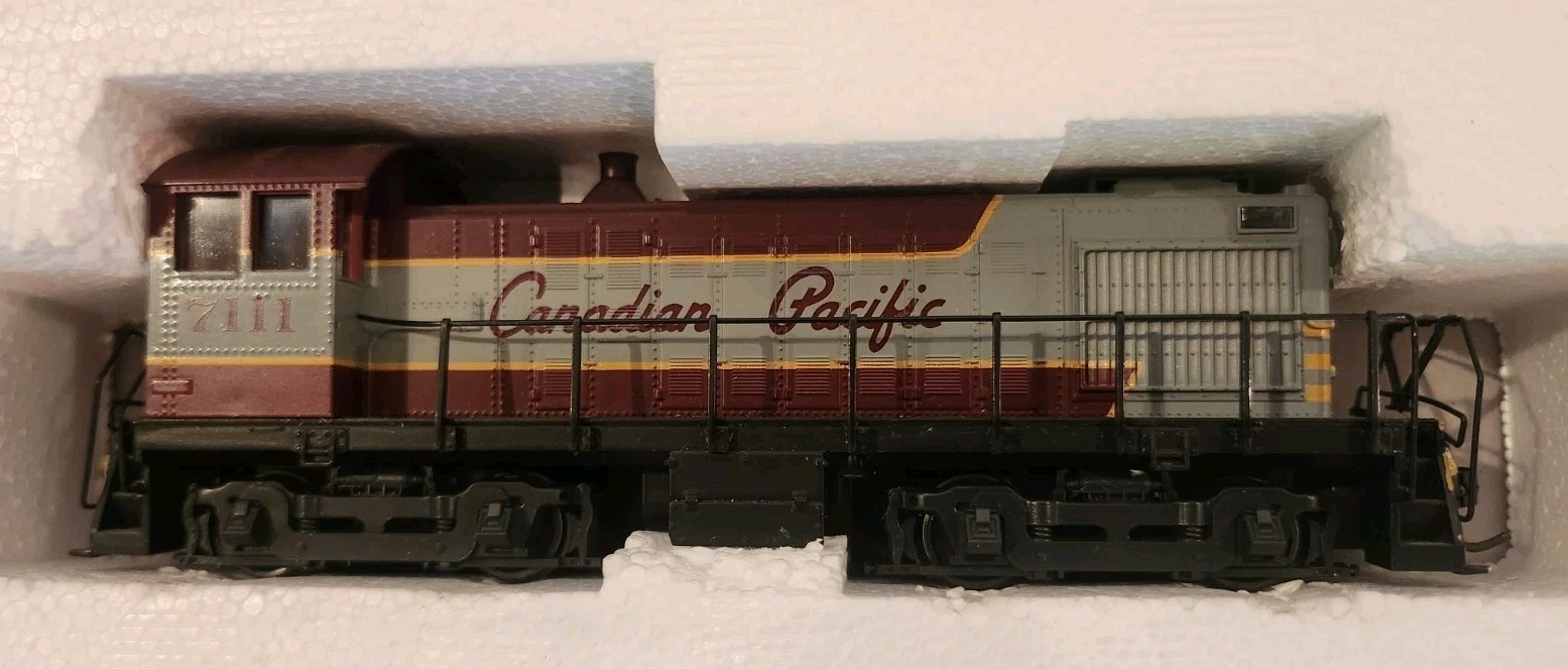 Atlas/Kato Ho S-4 Diesel Canadian Pacific 8282 In Box. Nice!