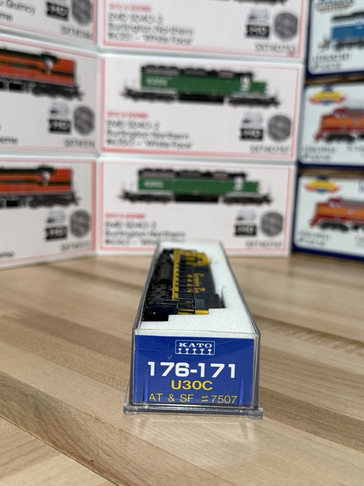 KATO N GE U30C Santa Fe AT&SF #7507 Diesel Locomotive USED