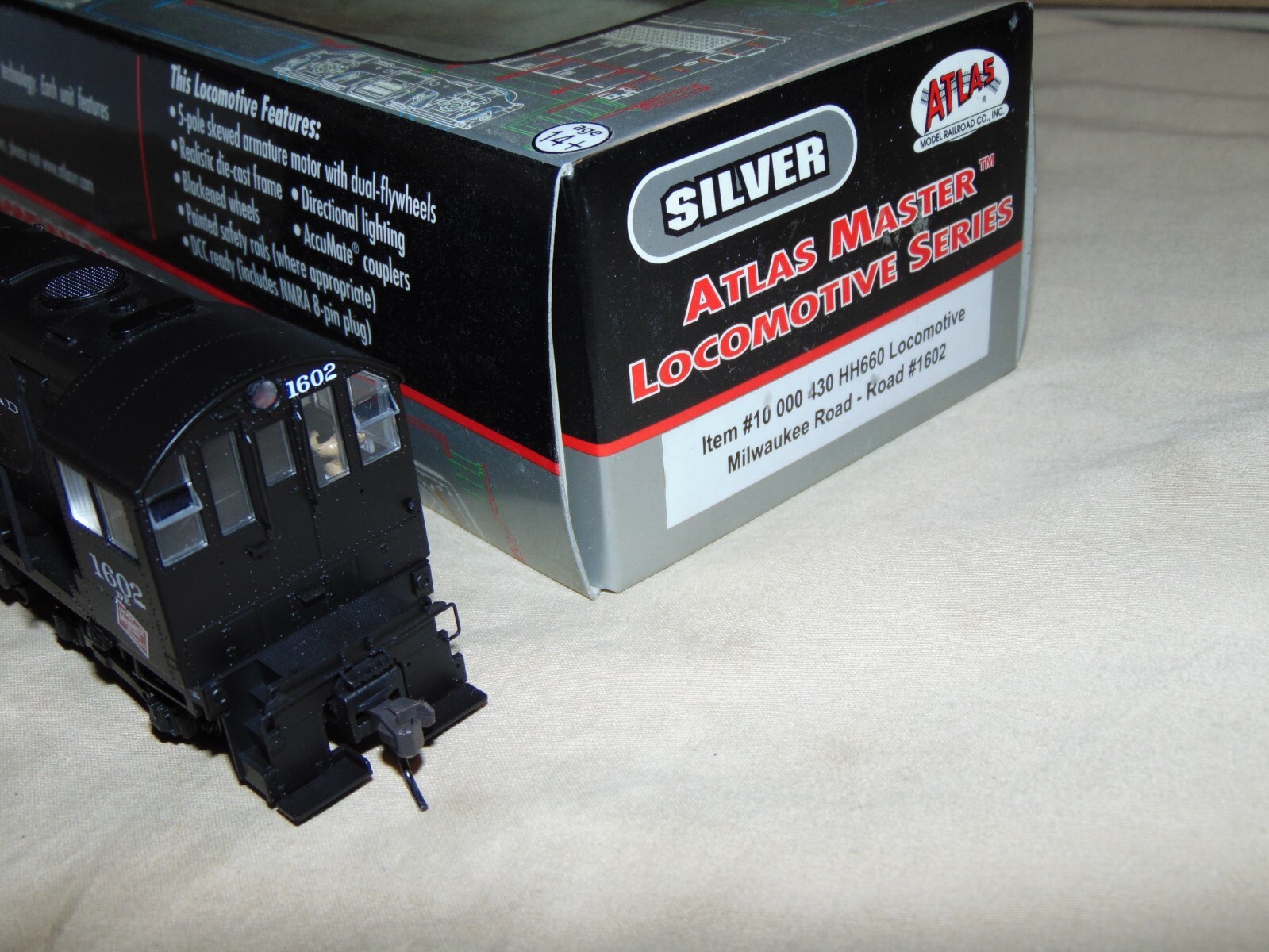 ATLAS HO SILVER 10 000 430 MILWAUKEE ROAD HH660 DIESEL IN ORIGINAL BOX..