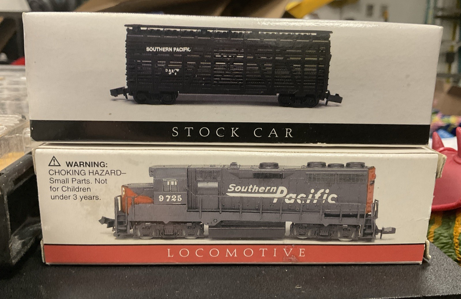 Southern Pacific Mini Locomotive #9725 locomotive & Stock Car Lot NEW In Box