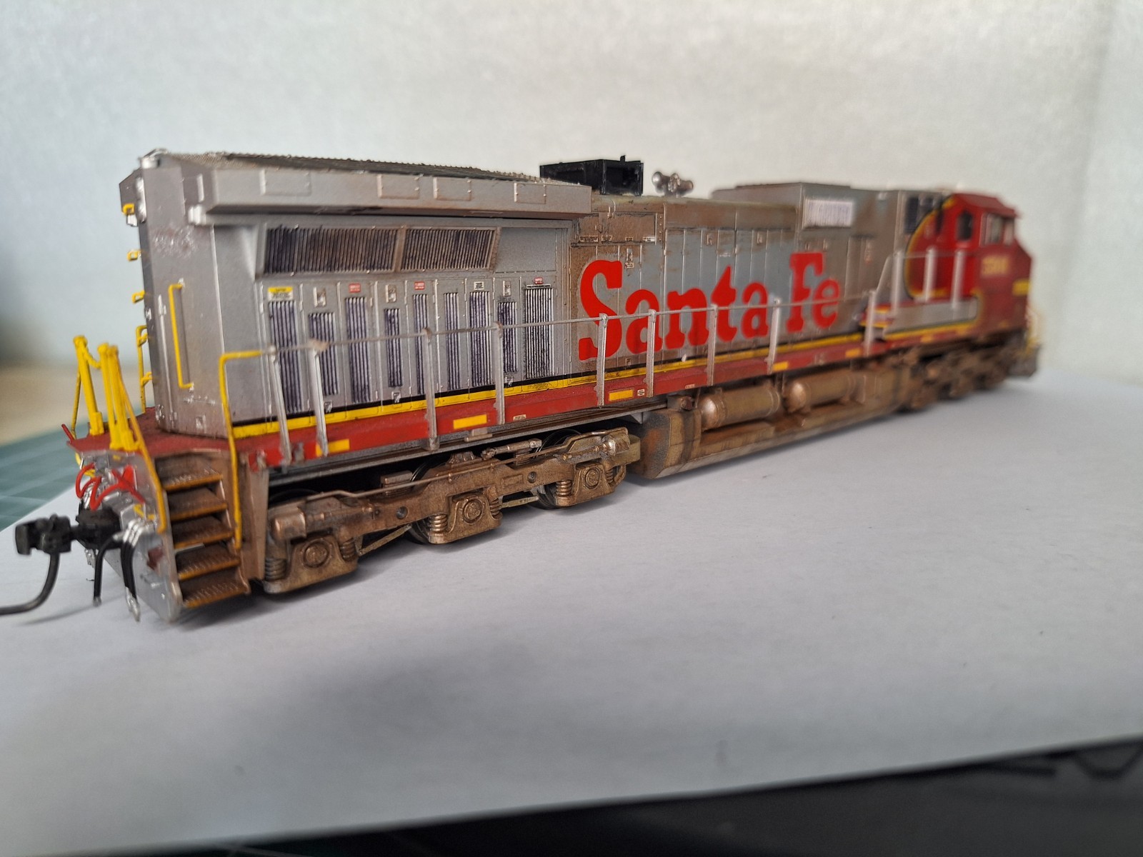 HO-Scale MTH GE C44-9W Santa Fe 5501
