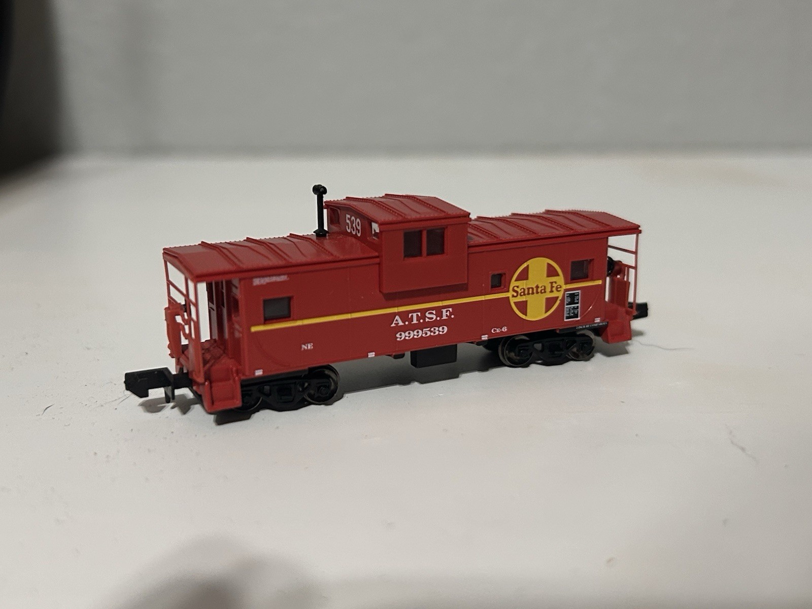 N Scale Atlas #4051 – Santa Fe GP7 #2926 + Caboose!