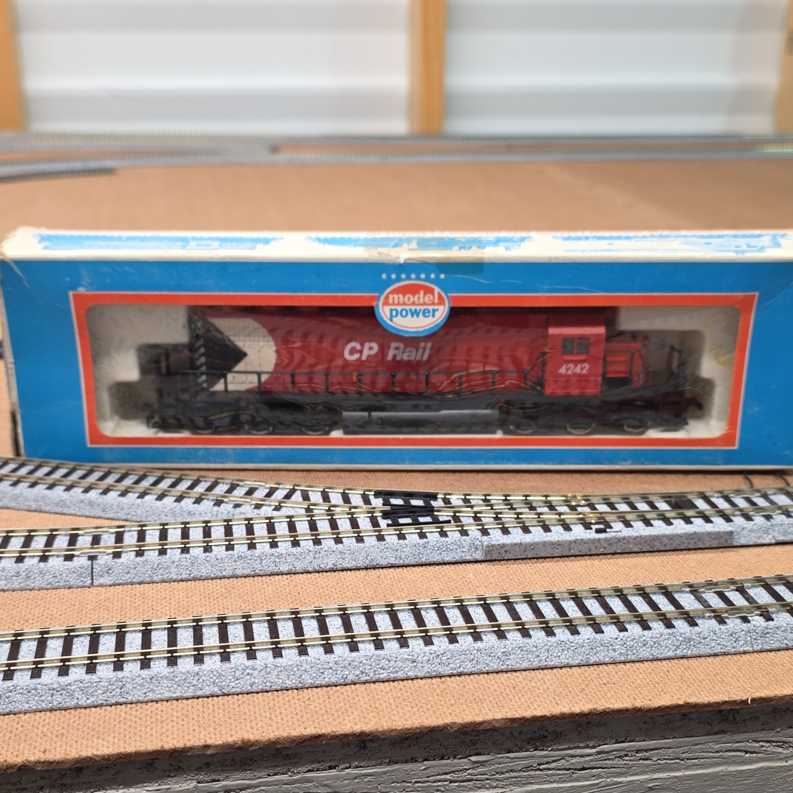 Model Power HO Alco SD40 CP Rail 4242 Diesel Locomotive DC Analog