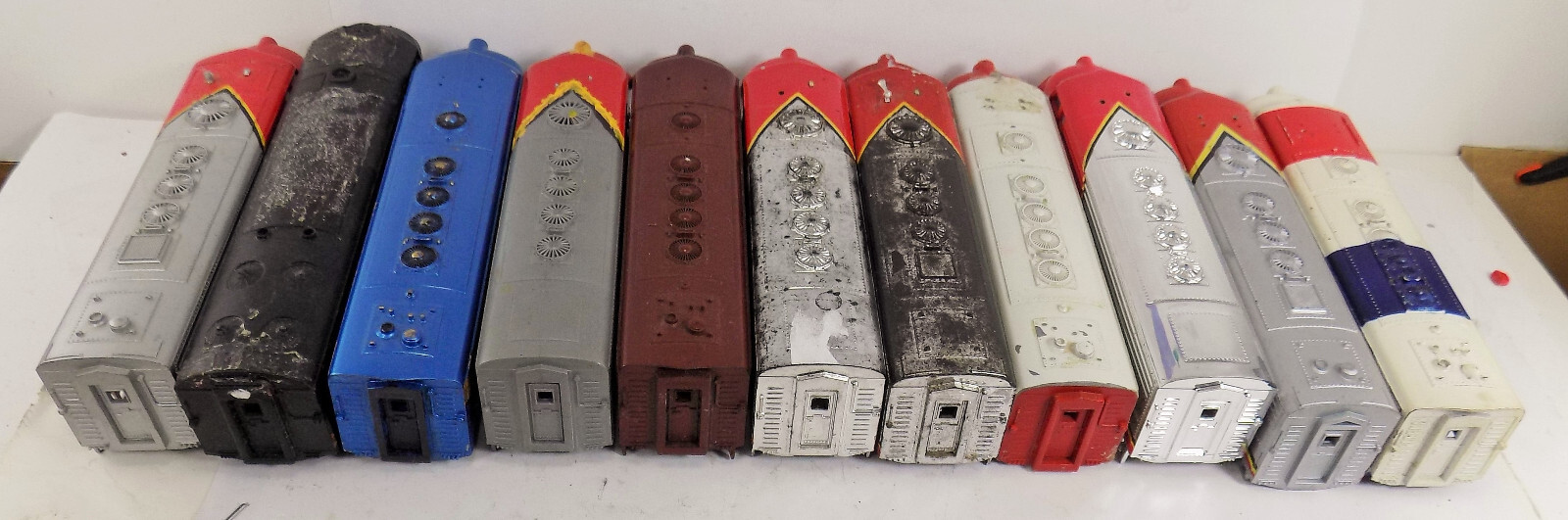 HO / UNBRANDED / (11) DIESEL LOCOMOTIVE / SHELLS / SANTA FE / SOO / 1776 / PARTS