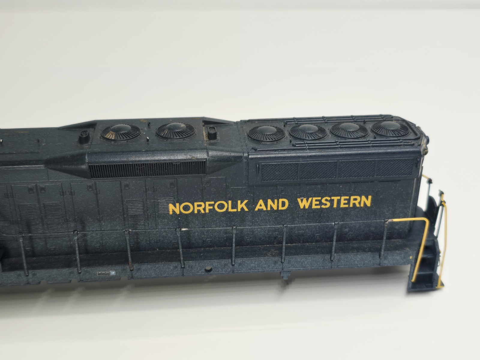 Ho Scale – SD9 Norfolk And Western Locomotive #2345 – Shell Only