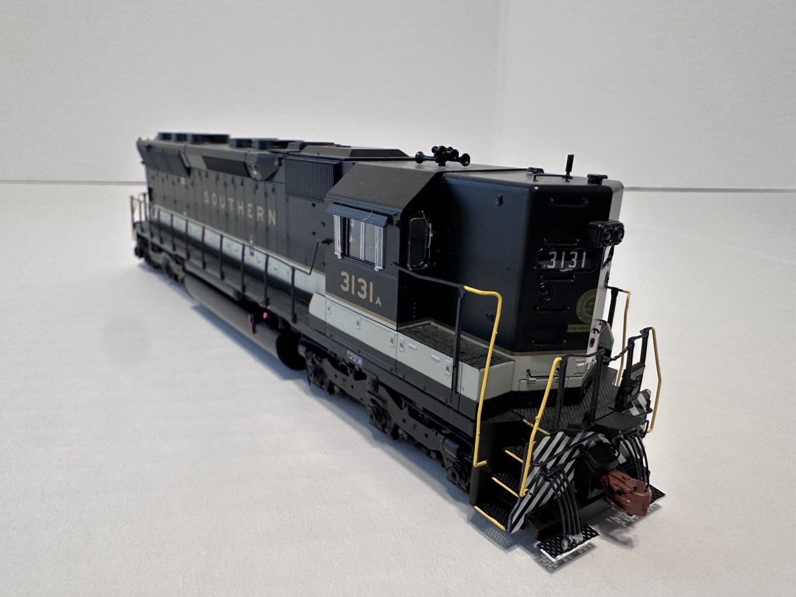 ScaleTrains-Rivet Counter HO Southern Railway SD45 #3131 w/LOK Sound & DCC.
