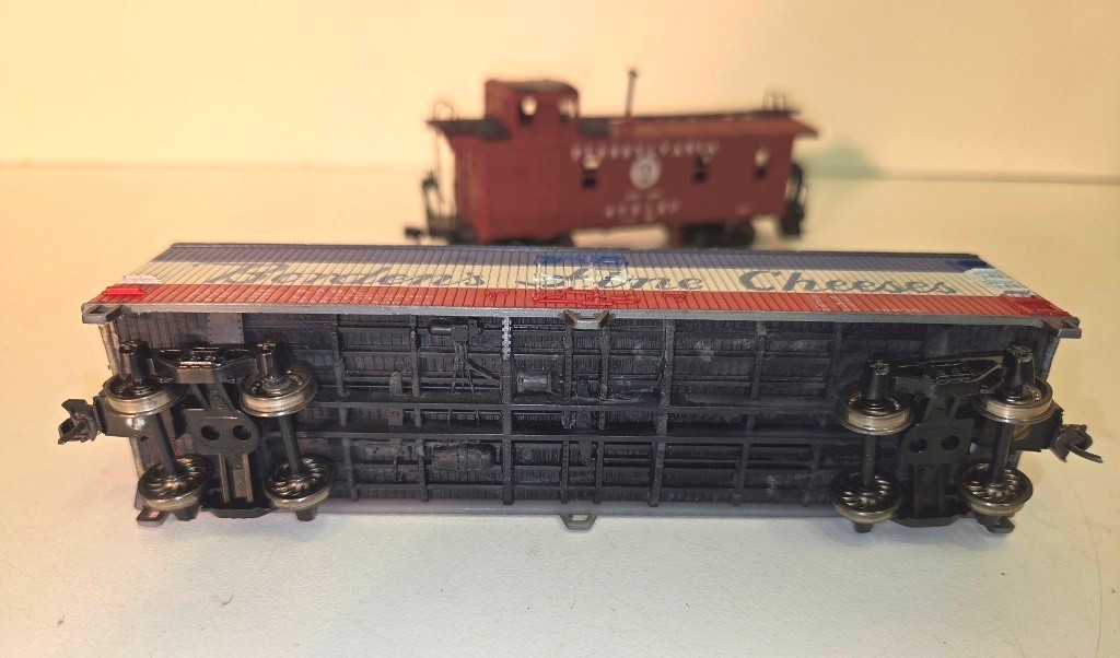 Vintage HO / IHC NEW HAVEN 2-8-0 Consolidation Locomotive & Tender w/ (4) Cars