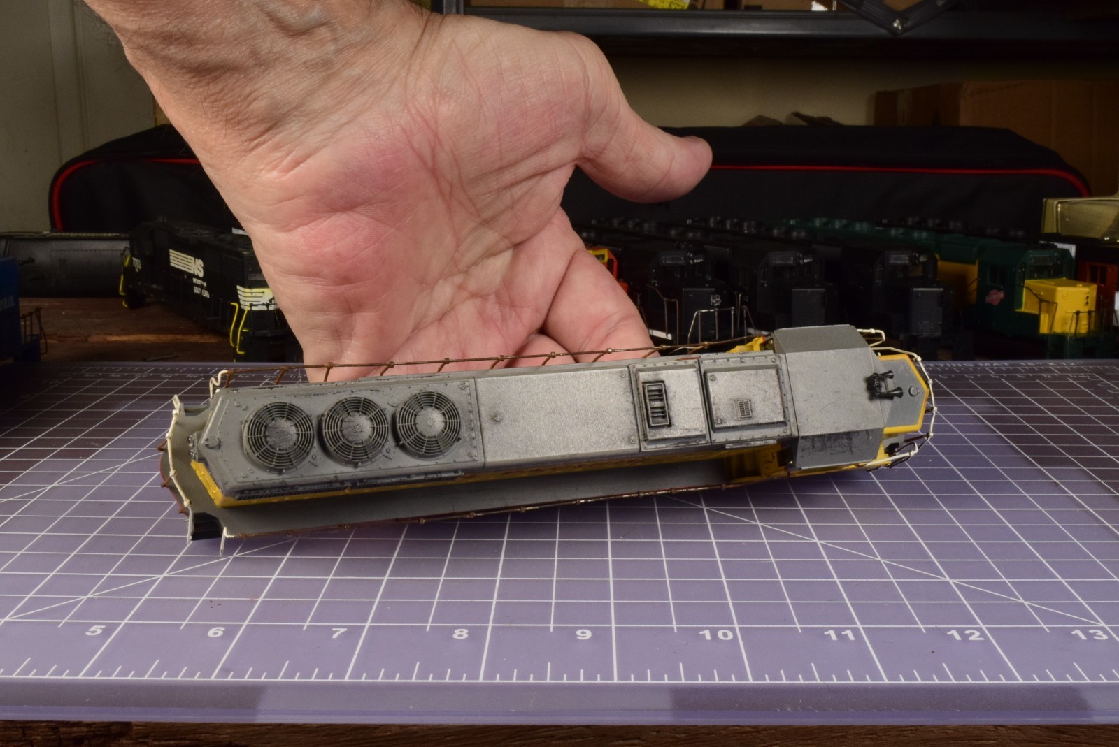 HO SHELL modified Union Pacific 53 cab/eyebrow insert, metal railings, horns NHV