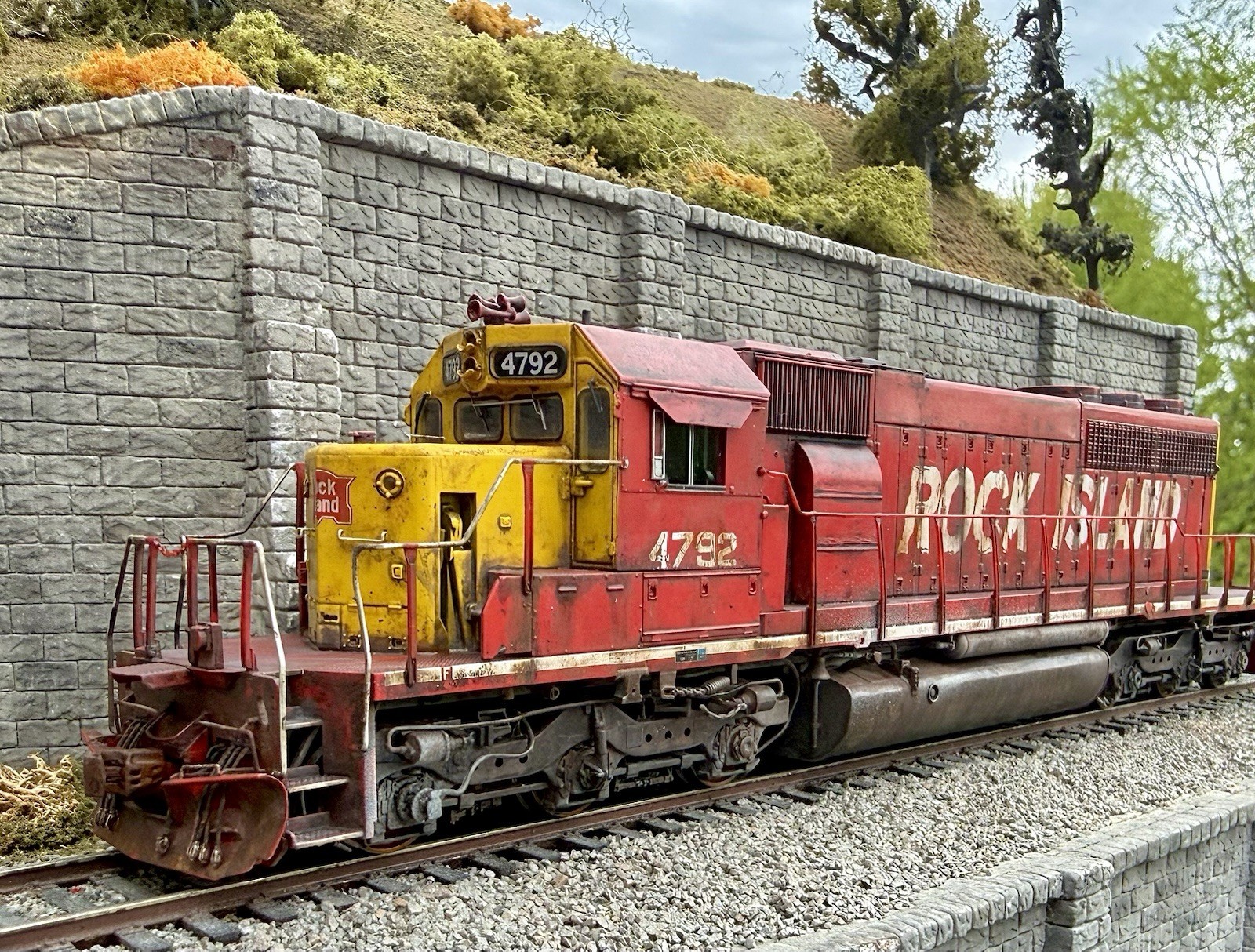 HO ScaleTrains Rivet Counter SD40-2 Rock Island #4792 Sound/DCC /NIB/weathered