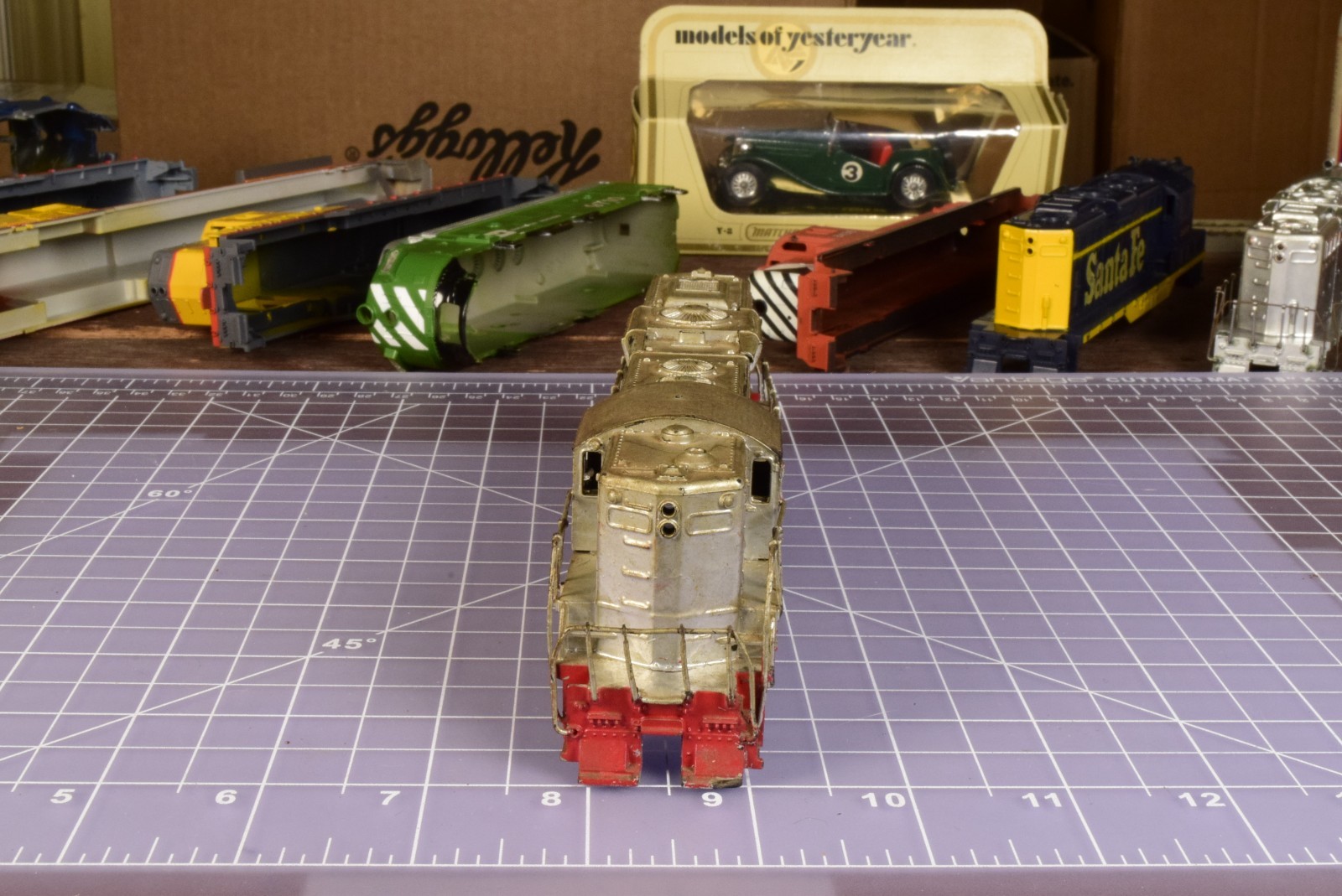 HO SHELL GP9 with Grunge Look, railings, no horns/inserts SH5