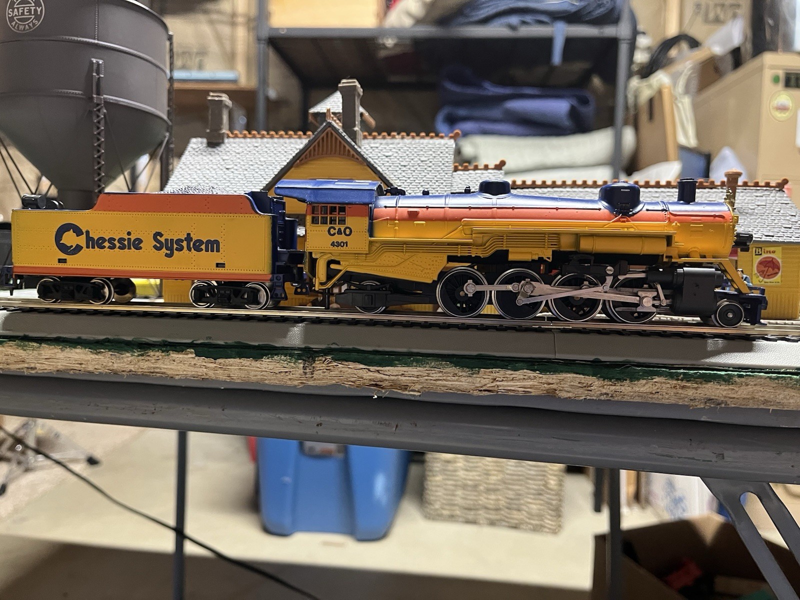 AHM HO Big Mike 2-8-2 Chessie System Mikado Steam Loco w/ Tender Smoke & Caboose