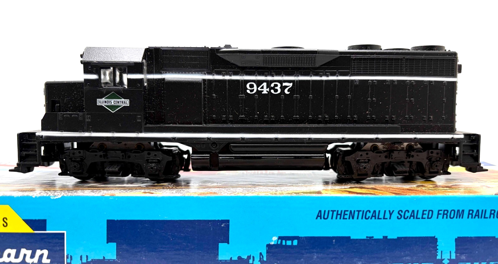 HO ATHEARN 4224 GP35 ILLINOIS CENTRAL IC # 9437 DUMMY